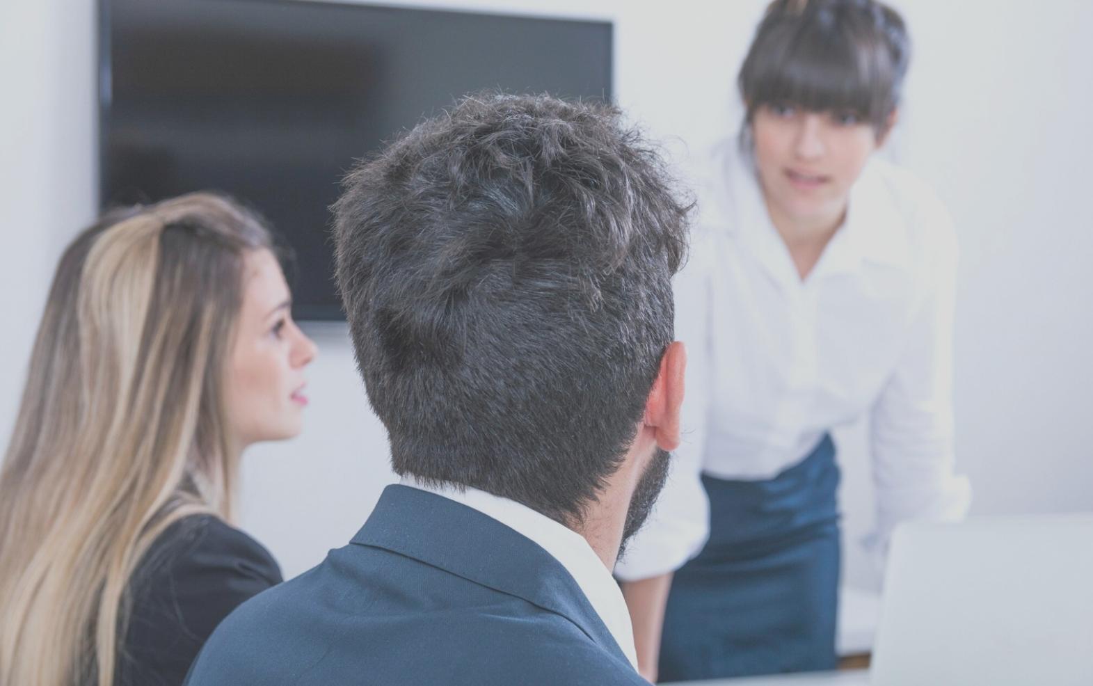 Espace de formation moderne avec tableaux financiers